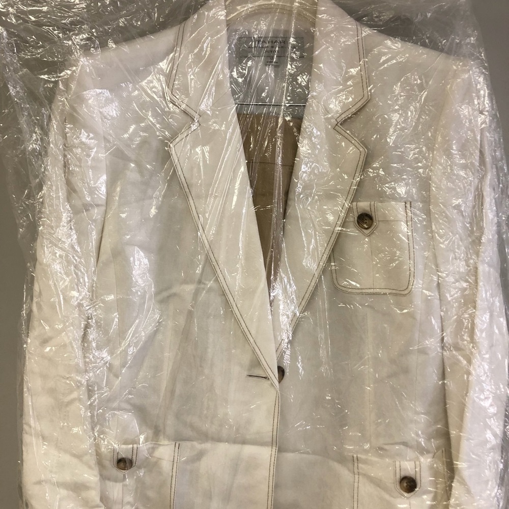 Tahari arthur s Levine petite suit